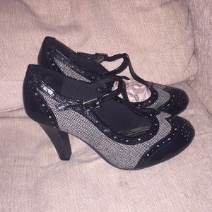Size 6W Heeled Black and White Dress Shoe